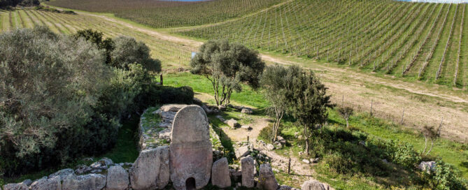 Complesso nuragico vicino ad Arzachena immerso nella vegetazione