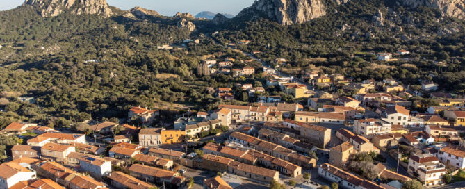 Veduta del borgo di San Pantaleo con colline e case in pietra