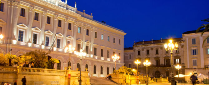 Foto notturna di Piazza Italia a Sassari in Sardegna.