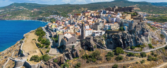 Vista aerea di Castelsardo con visuale sulle fortificazioni di epoca medievale