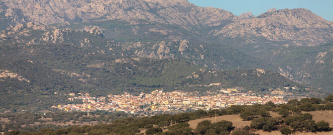Panorama di Berchidda al tramonto con il Monte Acuto sullo sfondo in Nord Sardegna