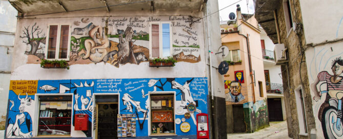 Visitatori in una mostra d’arte in Sardegna durante il periodo invernale