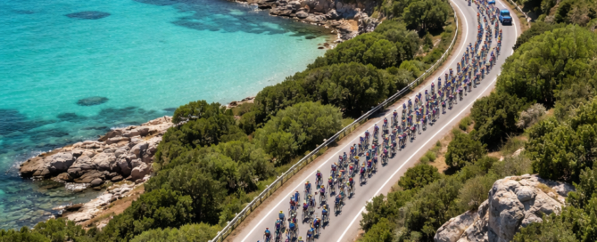 Veduta aerea del Giro di Sardegna lungo la costa della Costa Smeralda