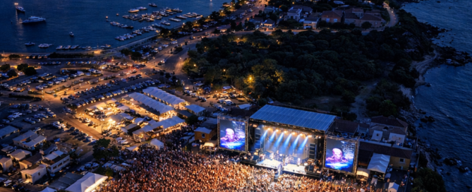 Veduta aerea del concerto di Vasco Rossi a Olbia